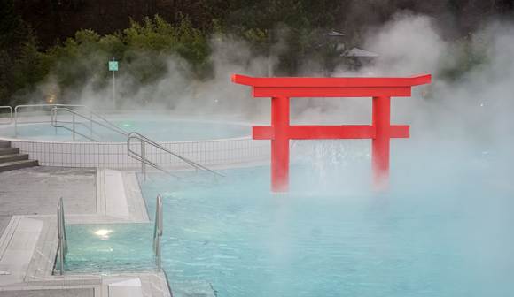 Ein ganzer Tag Entspannung – nur für mich Außenpool der Therme Linsber Asia mit rotem Tor.