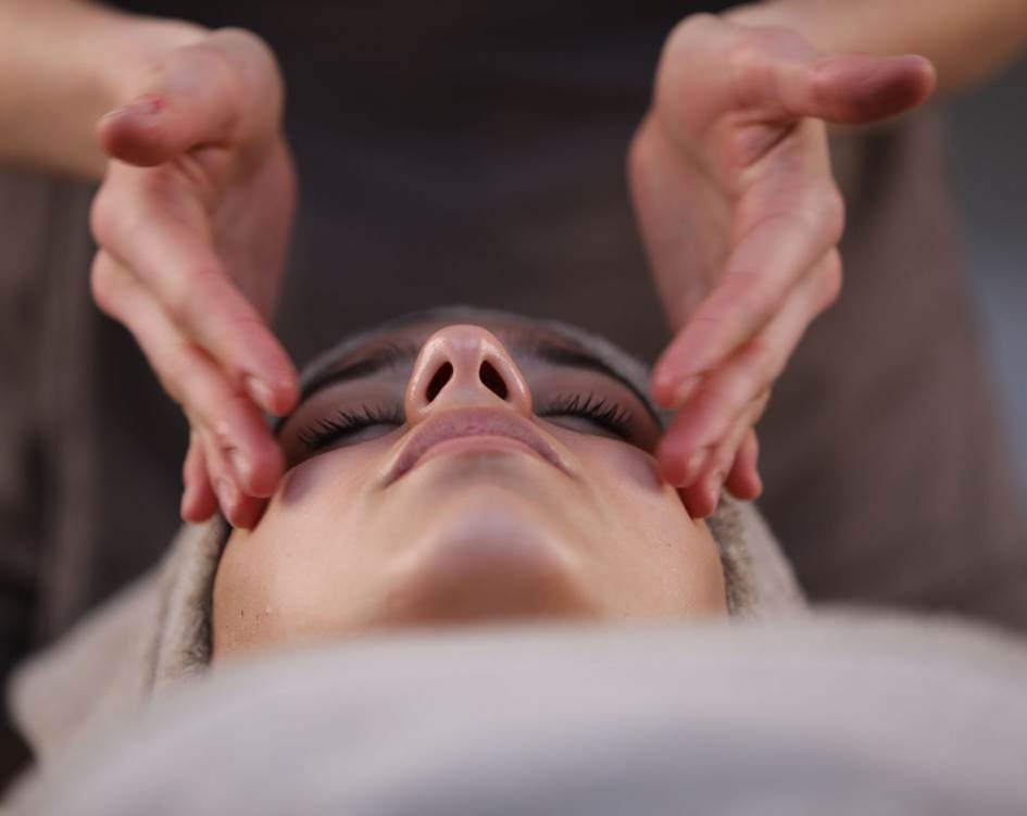 Ein Moment des Loslassens Eine Frau bekommt eine Gesichtsmassage.